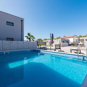  Villa Exclusive Villas &